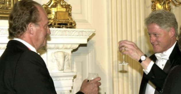 El rey Juan Carlos brinda con Bill Clinton durante una cena de gala en la Casa Blanca en el año 2000.