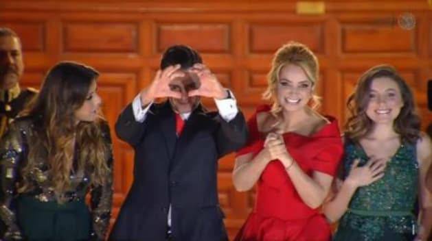 Durante la ceremonia de su último grito de Independencia, Peña Nieto intentó enviar una señal de amor a sus seguidores pero el resultado no fue el esperado.