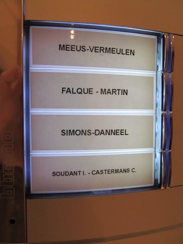 夫婦別姓のベルギーでは、表札に2つの名前が併記されている。