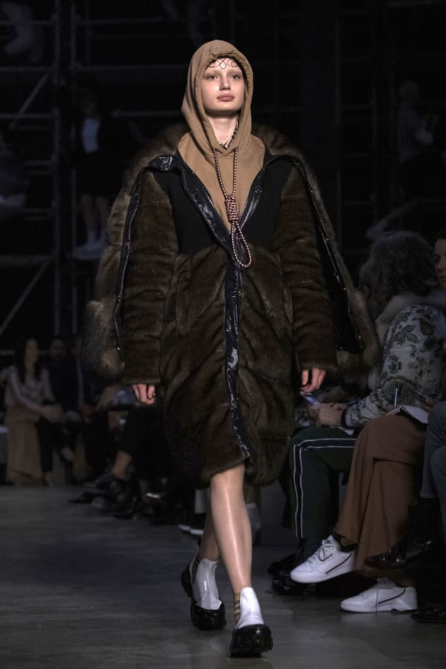 La modelo Liz Kennedy camina sobre la pasarela de la colección otoño/invierno 2019 de Burberry.