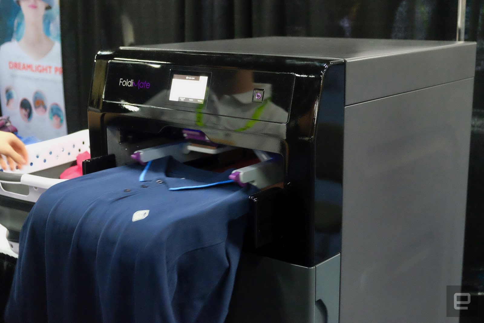 Rebelión Guinness Tormenta Watch this giant laundry-folding robot handle a stack of shirts | Engadget