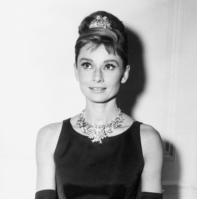 Audrey Hepburn portant le diamant jaune de Tiffany's pour la promotion du film "Diamant sur Canapé",...