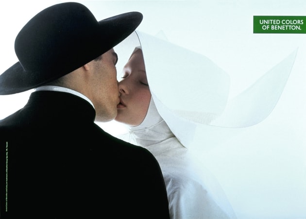 Campaña publicitaria de Benetton en donde una monja y un sacerdote se besan, 1991