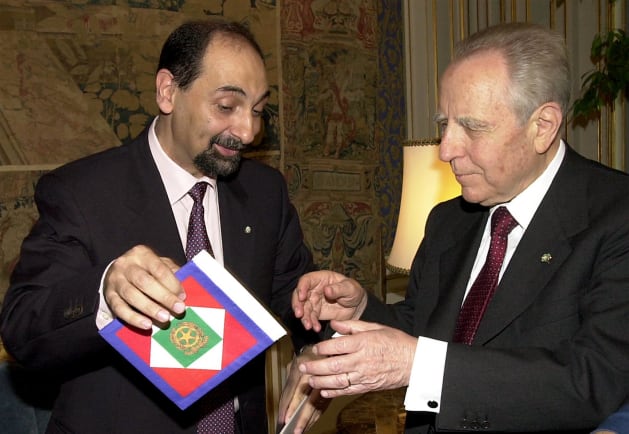 Il Presidente della Republica Carlo Azeglio riceve, dall'Astronauta Umberto Guidoni, lo Stendardo del...