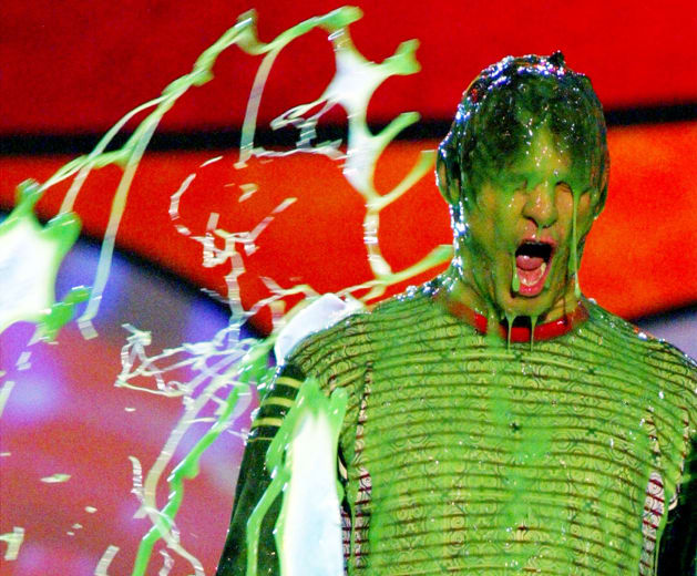 El actor Jim Carrey bañado en moco de gorila durante los premios Kids' Choice Awards en Santa Monica, Estados Unidos.