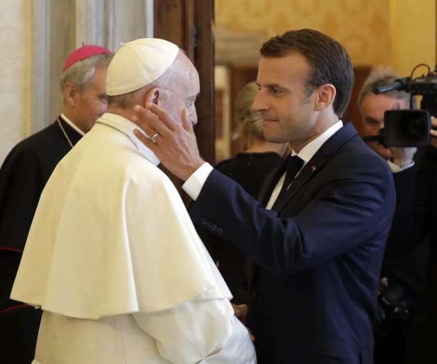 Risultati immagini per carezza sul volto di Papa Francesco da parte di Macron