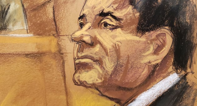 Reproducción fotográfica de un dibujo realizado por la artista Jane Rosenberg donde aparece el narcotraficante mexicano Joaquín 'el Chapo' Guzmán mientras escucha durante la continuación de su juicio por narcotráfico, el 18 de diciembre de 2018, en el tribunal del Distrito Sur en Brooklyn, Nueva York.