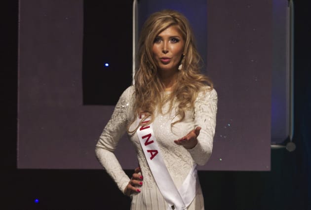Transgender contestant Jenna Talackova blows a kiss at the Miss Universe Canada competition in Toronto, May 19, 2012. 