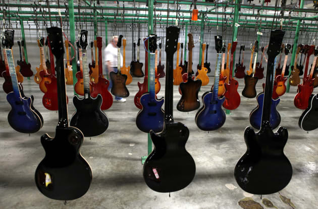 Las guitarras pintadas cuelgan para secarse después de ser laqueadas en la fábrica de Gibson Guitar Corp. en Nashville, Tennessee,
