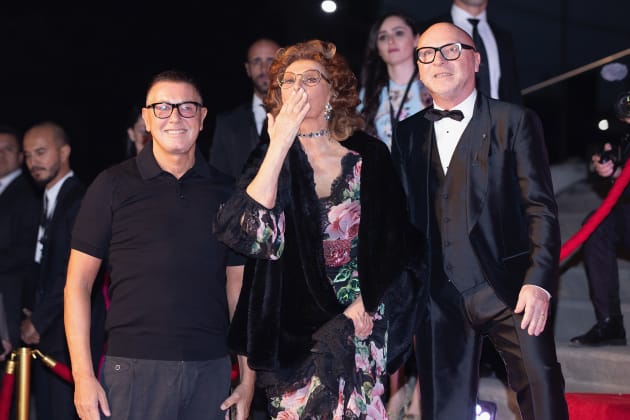 El diseñador Stefano Gabbana,  la actriz Sofia Loren y Domenico Dolce.