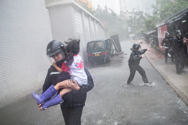 LAM YIK FEI VÍA GETTY IMAGES  Agentes de policía llevan a una niña de una escuela derrumbada este 16 de septiembre de 2018 en Hong Kong.