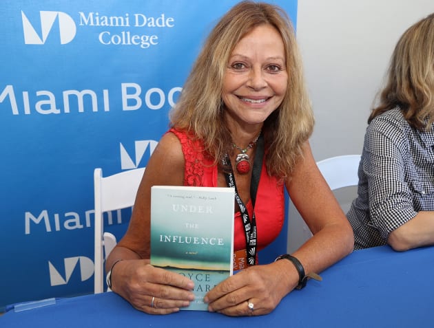 Joyce Maynard en una feria del libro en Miami, Florida.