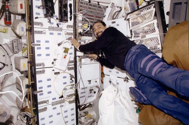 Umberto Guidoni a bordo della missione Endeavour STS-100,