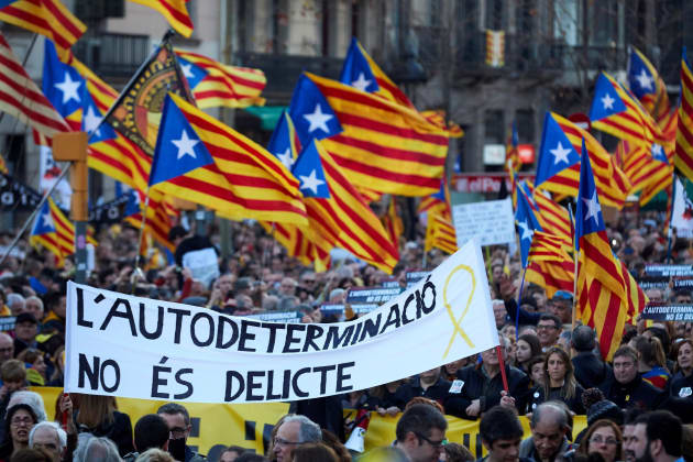 Sfila l'orgoglio indipendentista nelle strade di Barcellona. Lo striscione 