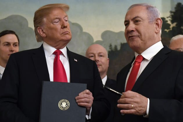 Le président Donald Trump écoute le premier ministre israélien Benjamin Netanyahu (à droite), dans la...