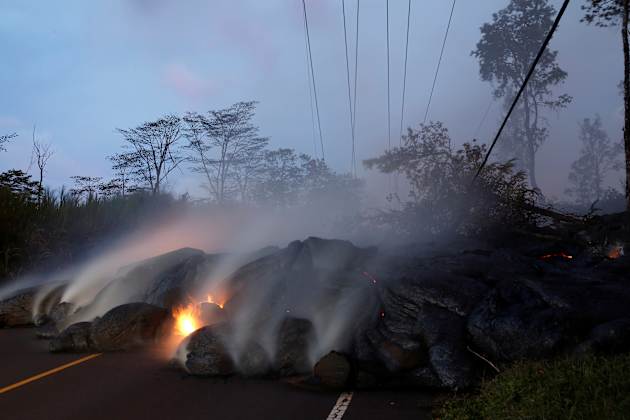 Los gases volcánicos se elevan desde el flujo de lava de Kilauea que cruzó Pohoiki Road cerca de la carretera 132, cerca de Pahoa, Hawaii, EE.UU., 28 de mayo de 2018.