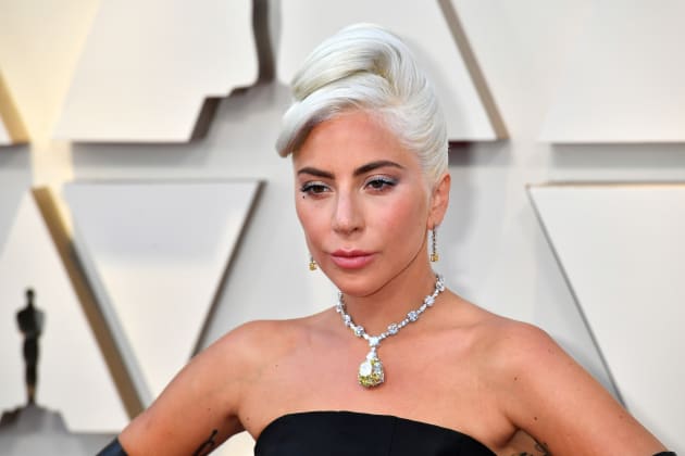 Lady Gaga en la alfombra roja de los premios de la Academia, luciendo el diamante Tiffany's.