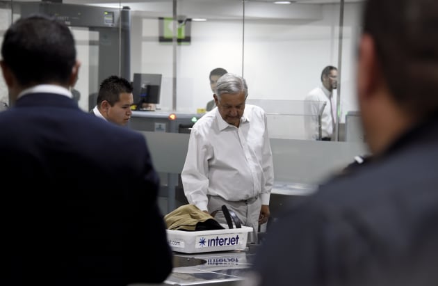 El presidente mexicano Andrés Manuel López Obrador pasa los filtros de seguridad antes de abordar un...