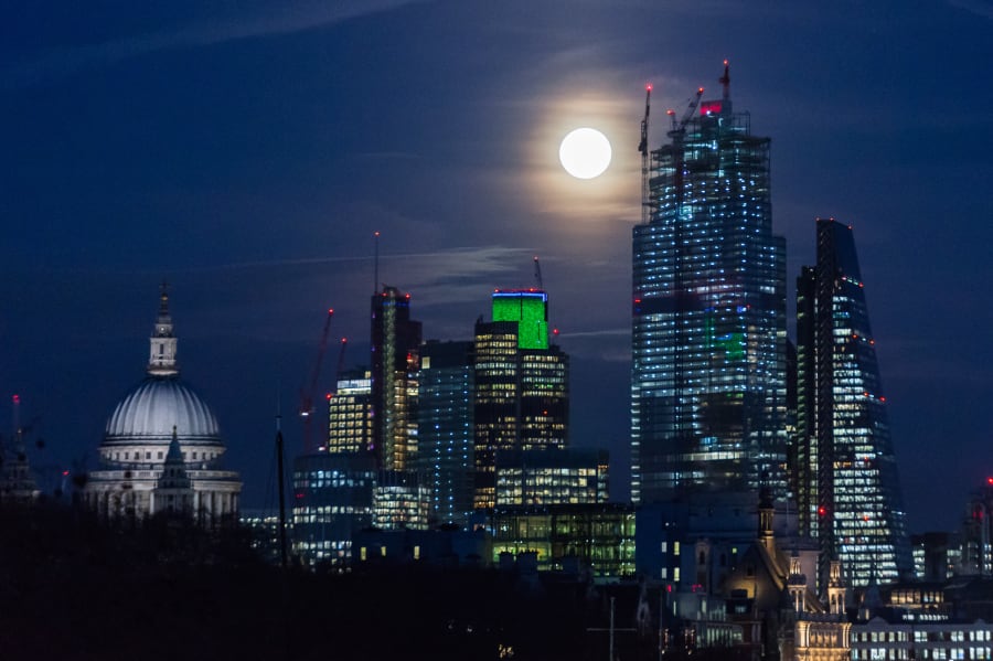 Una súper luna de nieve, también llamada luna llena de hambre, se eleva sobre el centro de Londres.