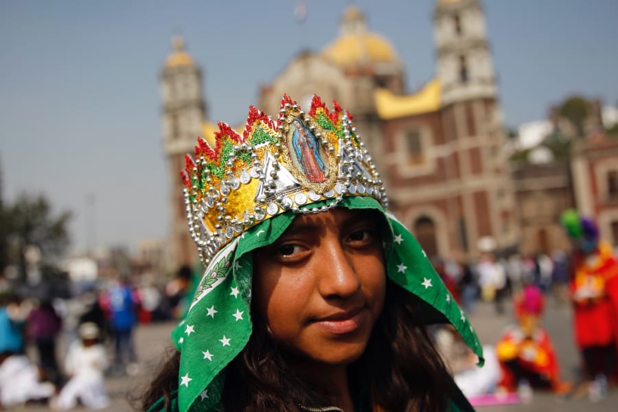 Una joven posa luego de su llegada hoy, a las inmediaciones de la Basílica de Santa María de Guadalupe, en Ciudad de México.