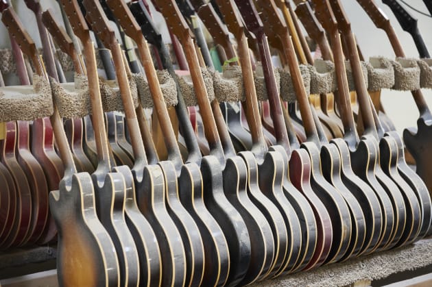Estantes de instrumentos inacabados dentro de la fábrica de guitarras Gibson en Memphis, Tennessee.