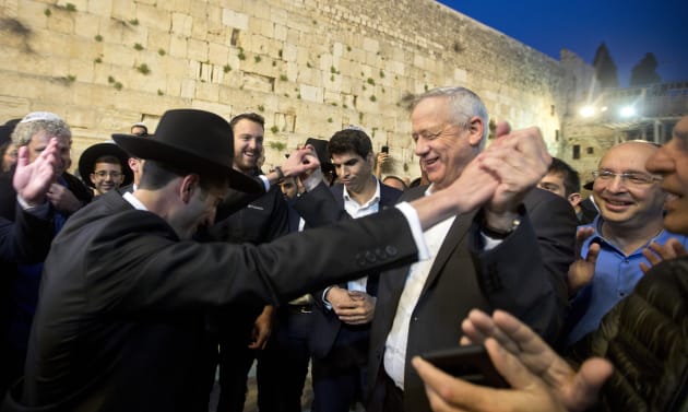 Le chef du parti Bleu-Blanc, l'ancien chef d'état-major de l'armée israélienne, Benny Gantz danse avec...
