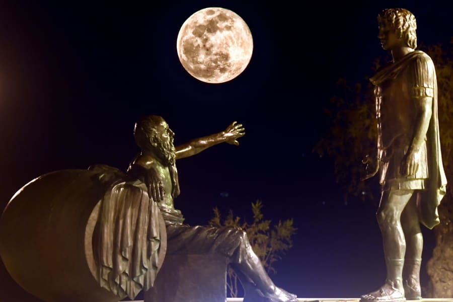  La Súper Luna de Nieve se levanta entre las estatuas de Alejandro Magno (D) y Diógenes de Sinope (I) en Corinto, a 83 km de Atenas.