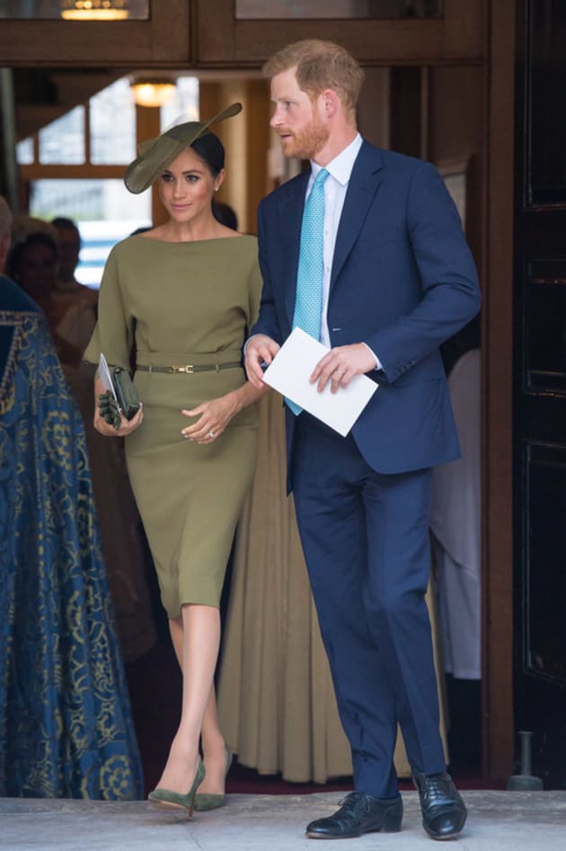 El duque y la duquesa de Sussex parten después de asistir al bautizo del Príncipe Luis en la Capilla Real, el Palacio de St. James.