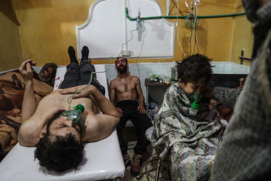 Las víctimas de un supuesto ataque con gas reciben tratamiento en Ghouta