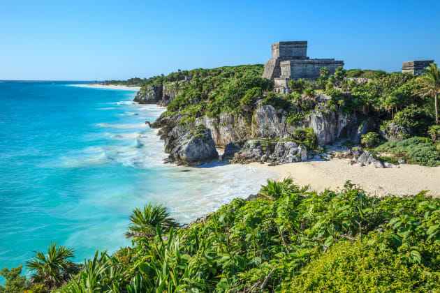 Tulum es el único templo mesoamericano frente al mar. Se ubica en Quintana Roo, en el Caribe mexicano.