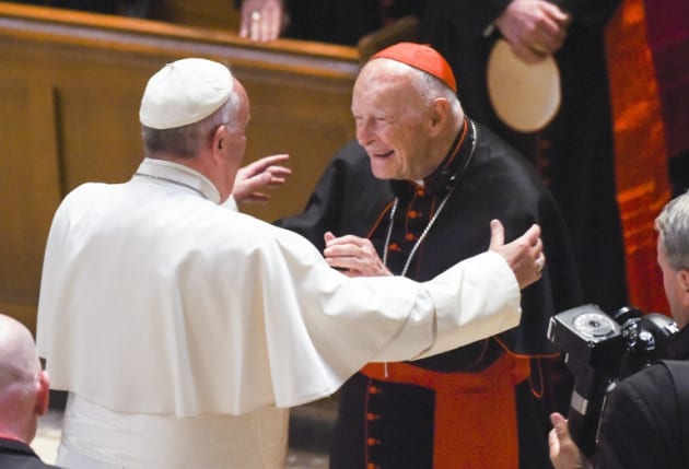El papa Francisco y el cardenal estadounidense Theodore McCarrick en la catedral de San Mateo, en Washington,...