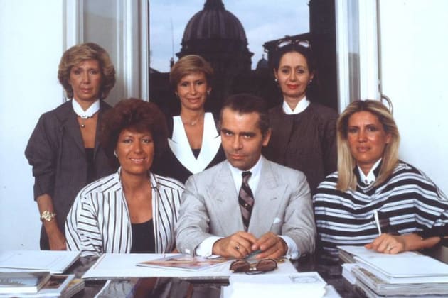 Karl Lagerfeld junto a Franca, Carla, Anna, Paola y Alda, hermanas de Adele Fendi, fundadora de la marca.