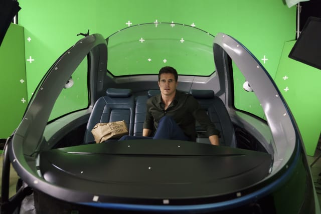 Amazon Upload écran vert Robbie Amell dans une voiture autonome