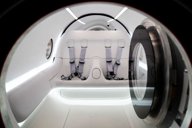 최초의 크루 드 Hyperloop 테스트를 예상하여 Virgin Hyperloop의 XP-2 "Pegasus Pod"내부 사진.