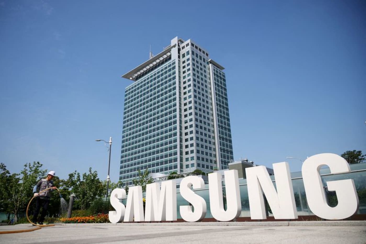 Samsung is once again the leader in global smartphone shipments