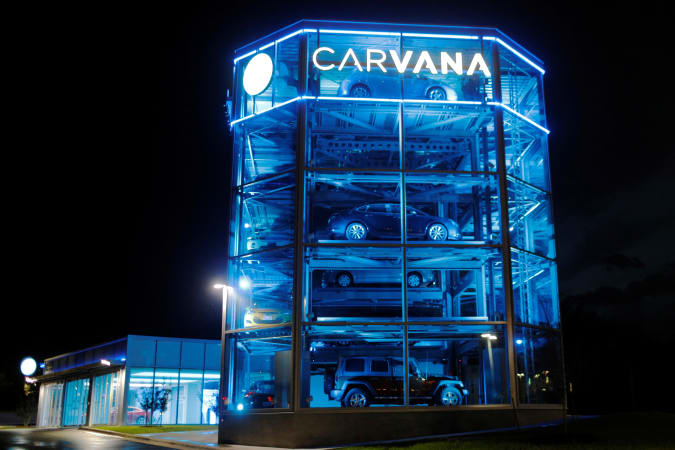 Kendaraan dipajang di dealer Carvana, yang memungkinkan pelanggan membeli mobil bekas secara online dan mengirimkannya atau mengambilnya dari menara otomatis, di Austin, Texas, AS, 9 Maret 2017. Gambar diambil 9 Maret 2017. REUTERS/Brian Snyder