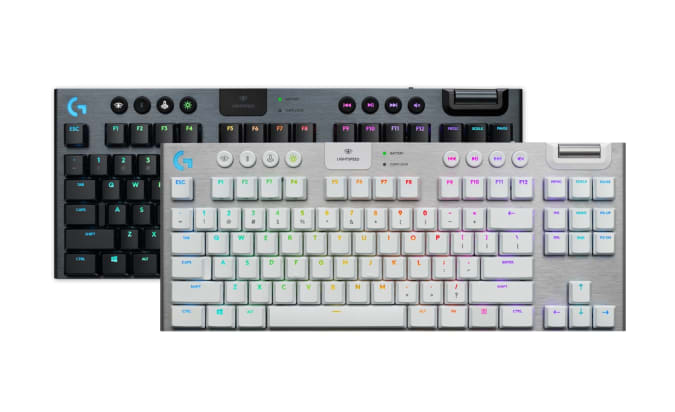 La tastiera da gioco Logitech G917 TKL è visualizzata in due colori: grigio / bianco e grafite / nero.