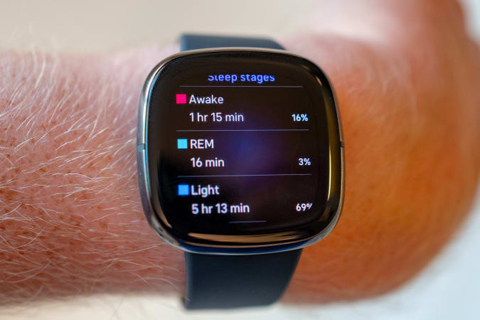 Funciones de seguimiento del sueño en el dispositivo portátil con reloj inteligente de seguimiento de la salud Fitbit Sense, San Ramon, California, 22 de septiembre de 2020. (Foto de Smith Collection / Gado / Getty Images)