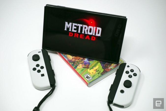 Metroid Dread on screen, Joy-Cons in front
