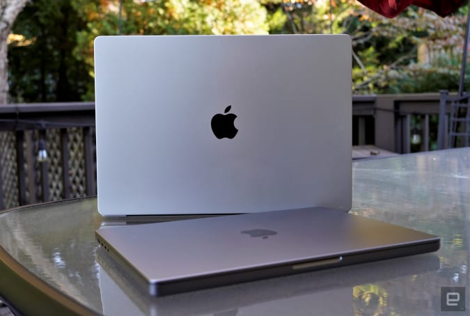 MacBook Pro يجلس على مكاتب 14 بوصة و 16 بوصة (2021)