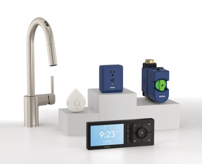 Produtos Moen Smart Water Network, incluindo Smart Faucet, Smart Leak Detector, Smart Sump Pump Monitor, Flo Smart Water Monitor e Shutoff e Smart Shower.