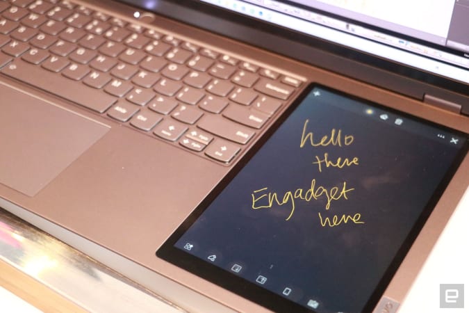 Cận cảnh màn hình 8 inch của Lenovo ThinkBook Plus Gen 3 với dòng chữ 