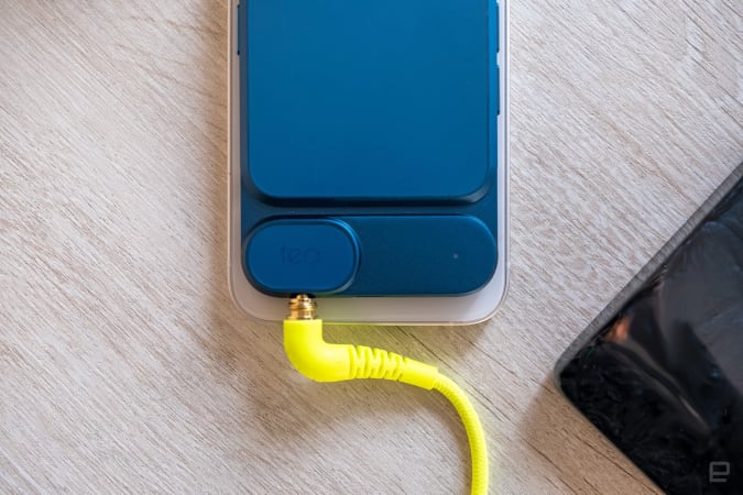 The portable DAC for tea is connected to the iPhone.
