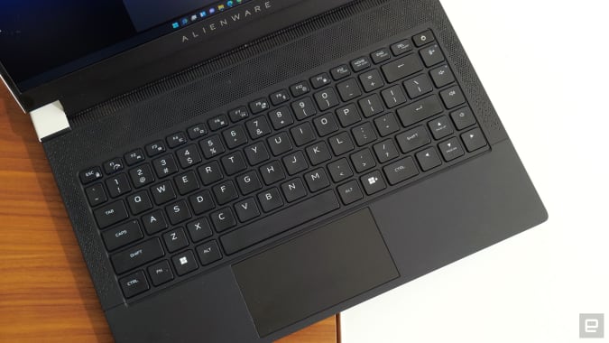 Embora seu layout apertado e teclas menores possam levar algum tempo de ajuste, o teclado do x14 ainda é mais do que útil.