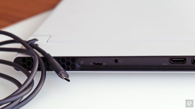Ao contrário de muitos laptops para jogos maiores, o x14 suporta carregamento USB-C por padrão. 