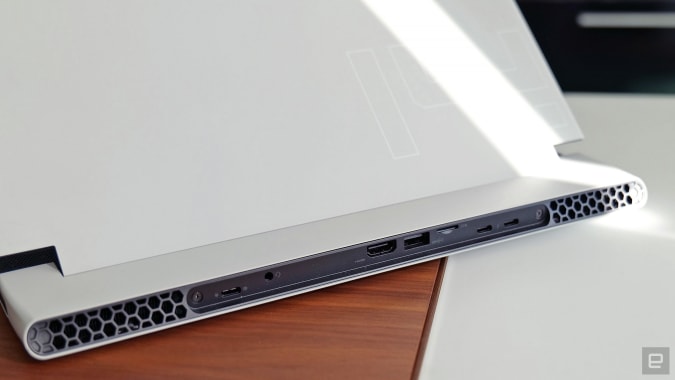 Para um portátil de jogos fino e leve, o x14 possui uma seleção sólida de portas, incluindo três USB-C, HDMI 2.1, um conector combinado de fone de ouvido/microfone e até um slot para cartão microSD. 