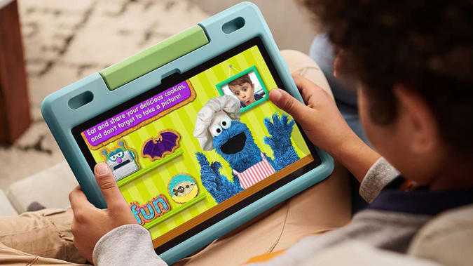 Alors que la tablette elle-même est la même que la version non-enfants, la Fire HD 10 Kids est livrée avec une garantie sans souci de deux ans et un gros étui de protection. 