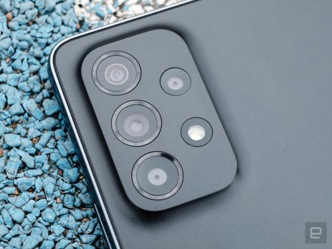 Um close do conjunto de câmeras principal do Galaxy A53. 