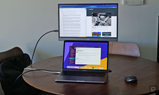 Con el soporte para monitor incluido, puede colocar el Asus ROG Strix XG17AHP sobre la pantalla de su computadora portátil, en lugar de hacerlo a un lado. 