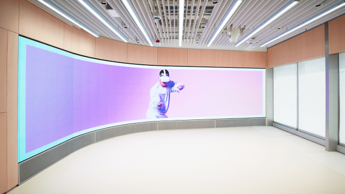 The demo area features a curved LED display.